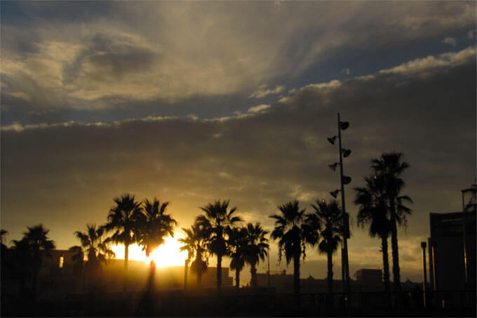 Sonneuntergang am Strand in Barcelona