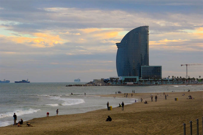Strand mit Aussicht auf Hotel am Hafen von Barcelona